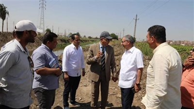 محافظ المنيا يتابع جهود نظافة مصرف المحيط للحفاظ على البيئة والموارد المائية