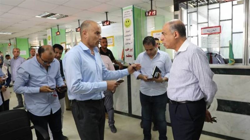 محافظ المنيا داخل