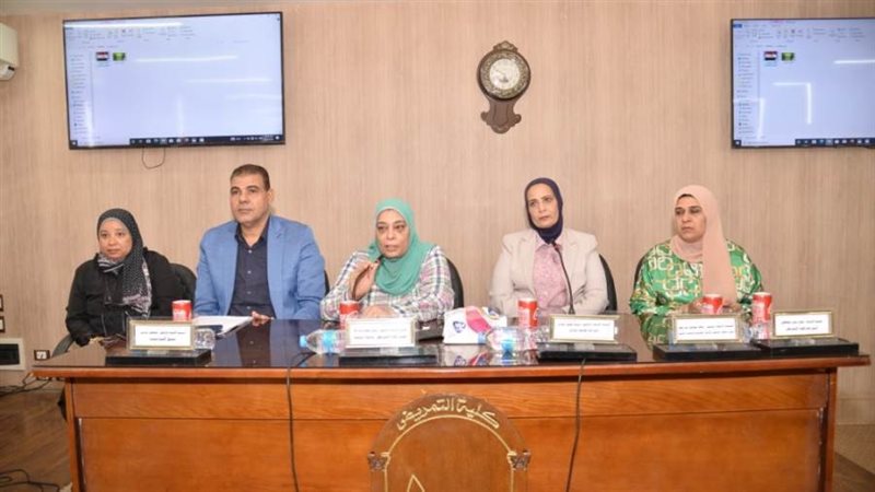 جانب من الندوة