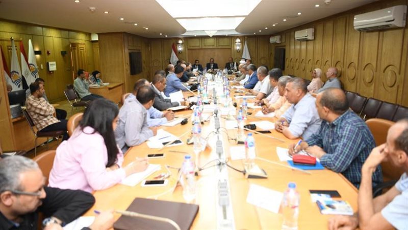 اجتماع محافظ قنا