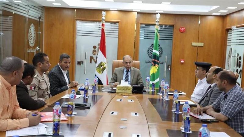 محافظ المنيا خلال