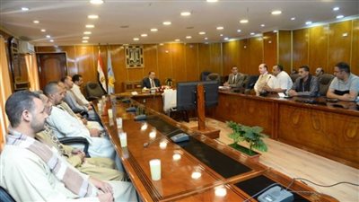 محافظ أسيوط يجتمع مع مزارعي ومصدري الرمان لبحث مشكلاتهم خلال موسم الحصاد 