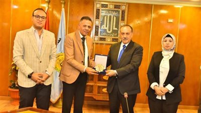 محافظ أسيوط يكرم وكيل التضامن الاجتماعي