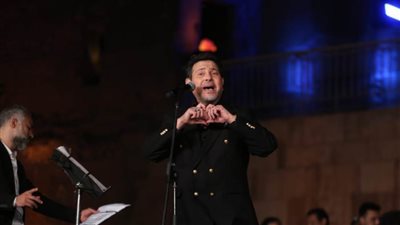 الفنان هاني شاكر يتألق ويبهر الجمهور بأروع أغانيه بمهرجان القلعة