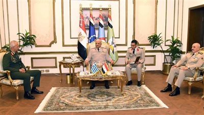 القائد العام للقوات المسلحة ورئيس الأركان يلتقيان رئيس هيئة الأركان العامة اليوناني