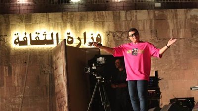 إيهاب توفيق يستعيد ذكريات التسعينات.. والابتهالات تتجلى في حفل بالقلعة