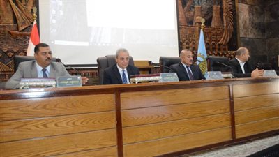 بالصور.. محافظ الغربية يناقش الاستعدادات للمبادرة الرئاسية 