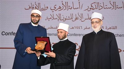 وزير الأوقاف يكرم عددًا من الشخصيات المؤثرة في المجتمع 