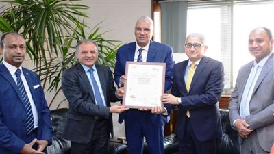 رئيس مجلس إدارة مؤسسة الأهرام يكرم محافظ أسوان