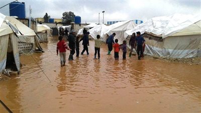 السيول في اليمن تزيد من معاناة النازحين وتدمر الخيام بمحافظة حجة