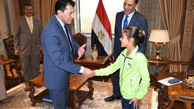 وزير الرياضة يكرم حريفة الشارع ويمنحها عضوية مركز شباب بني صالح بالشرقية 