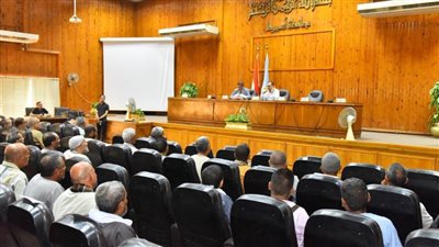 خلال لقائه العاملين بالمشروع.. محافظ أسيوط يناقش سبل تنمية الموارد وتعظيم الإيرادات للعبارات النهرية