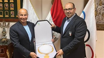 ياسر إدريس يهدي رئيس الاتحاد الدولي لألعاب الماء قلادة اللجنة الأولمبية المصرية 