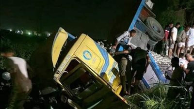 ارتفاع ضحايا حادث تصادم سيارة تريلا بعدد من السيارات في الفيوم إلى 9 وفيات و7 مصابين 