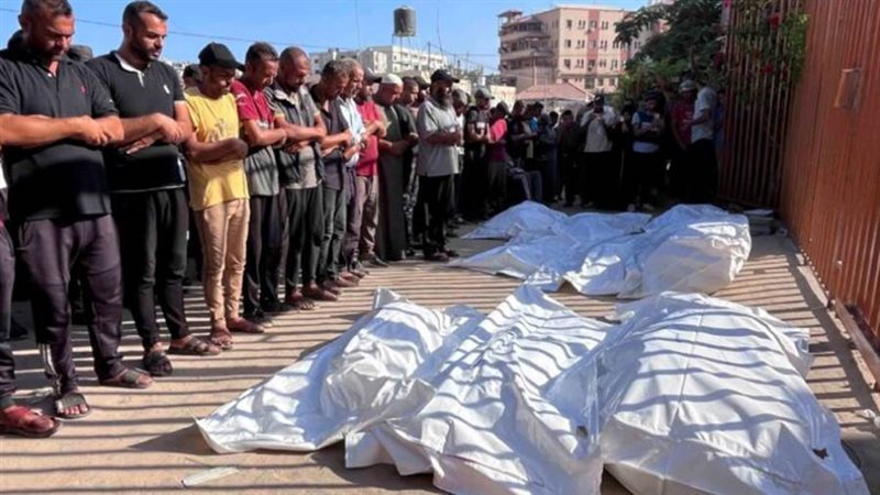 فلسطينيون يؤدون الصلاة