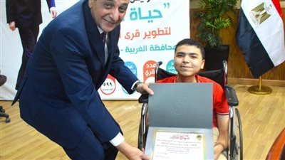 بالصور.. محافظ الغربية يكرم طالبا تحدى ظروفه الصحية وتفوق في الثانوية العامة