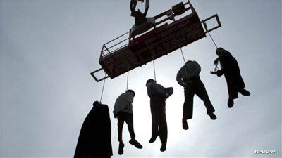 إيران تنفذ إعدامًا علنيًا بحق شاب قتل محاميًا