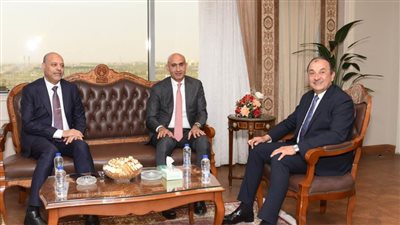 وزير قطاع الأعمال العام يبحث مع وزيري التعليم والعمل عددًا من الملفات المشتركة