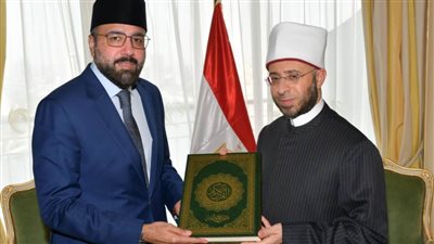 الأزهري خلال استقباله وزير الشؤون الدينية الباكستاني يوجه بإرسال نسخ من كتاب الحق المبين 
