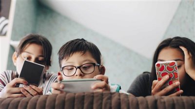 كيف تحمي طفلك من سلبيات ومخاطر الإنترنت؟.. إليك الخطوات