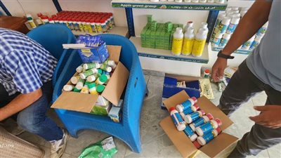 ضبط طن ونصف مبيدات وأسمدة زراعية منتهية الصلاحية وغير مرخص ببيعها بمطروح 