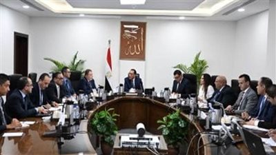 رئيس الوزراء يناقش مسودة قانون يحكم عمل مناطق المال والأعمال