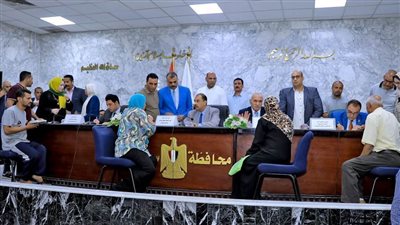 محافظ سوهاج يبحث شكاوى وطلبات المواطنين