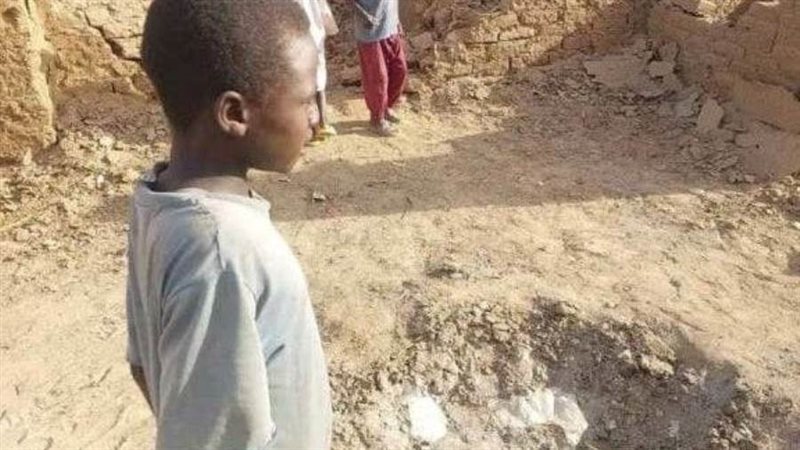 طفل يقف في موقع قذيفة