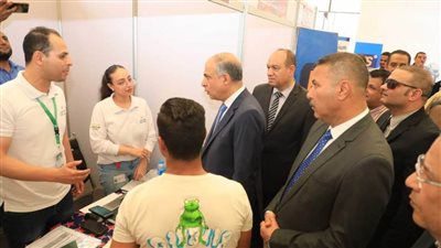 إقبال كبير بملتقى توظيف الشباب بنادي المنيا الرياضي