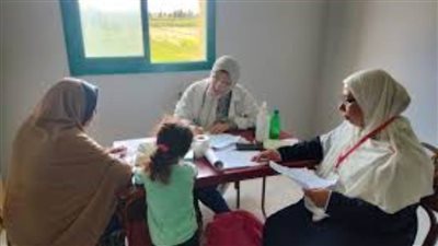 فحص 855 حالة خلال قافلة طبية فى قرية 