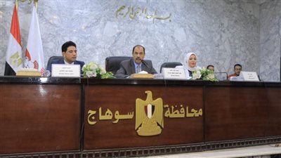 محافظ سوهاج يجتمع بلجنة توفيق أوضاع المشروعات االصغيرة