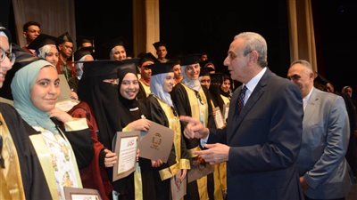 بالصور.. محافظ الغربية يكرم71 طالبًا من أوائل الشهادات العامة والأزهرية