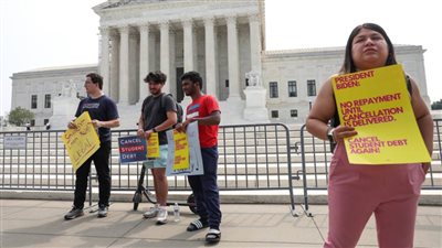 المحكمة الأمريكية العليا ترفض طلب إدارة بايدن بإعادة إحياء خطة محو الديون الطلابية