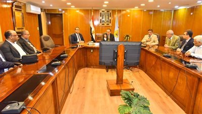 محافظ أسيوط يناقش بحث مشاكل واحتياجات الاستثمار وسبل تنمية المناطق الصناعية