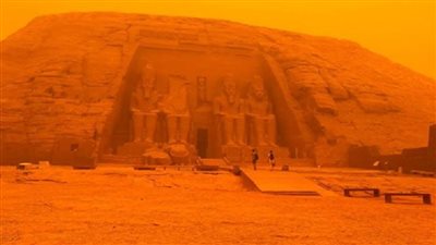  مدينة أبوسمبل تتعرض إلى عاصفة ترابية
