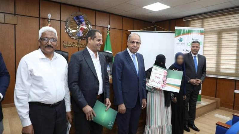 محافظ المنيا يسلم