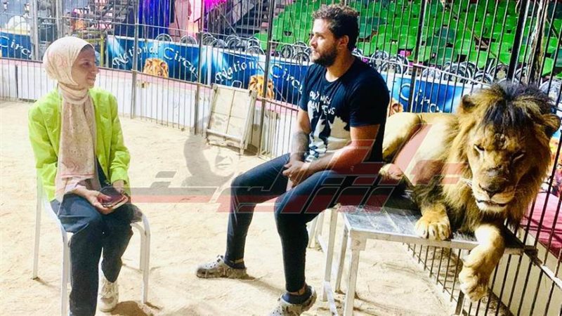 أثناء الحوار مع كابتن