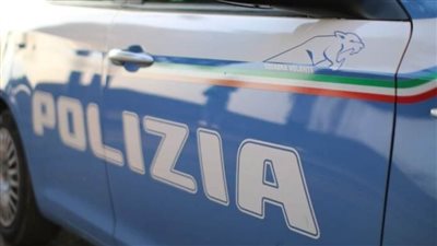 شاهد.. أفراد العصابة أنزلوا أنفسهم بحبال من السقف لسرقة متجري مجوهرات