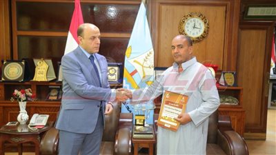 تسليم 6 عقود تقنين أراضي أملاك الدولة لتصل إلى 1097 عقدًا بكفر الشيخ