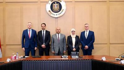 وزير الصناعة يشهد توقيع مذكرة تفاهم بين 
