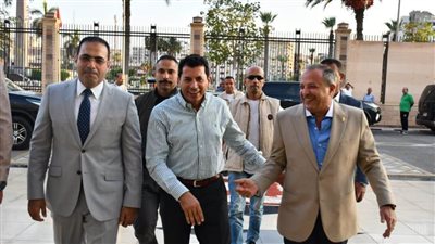 وزير الشباب والرياضة يصل بورسعيد لافتتاح بطولة الشركات