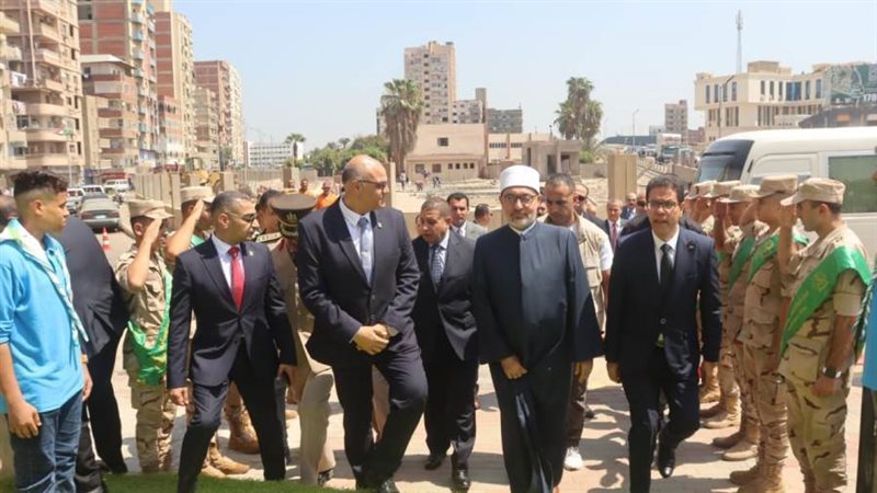 جانب من رفع العلم