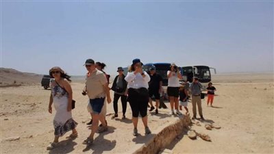 تزامناً مع بدء الموسم السياحي.. وفد سياحي يزور المناطق الأثرية بالمنيا