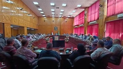 محافظ الإسماعيلية يناقش استعدادات إقامة معرض المستلزمات المدرسية 