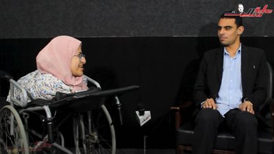 ياسر طه.. فقد بصره ولم يفقد شغفه وحاور العديد من الشخصيات العامة.. 