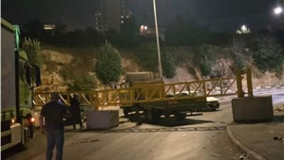 الاحتلال ينصب بوابة حديدية عند جسر بيت كاحل