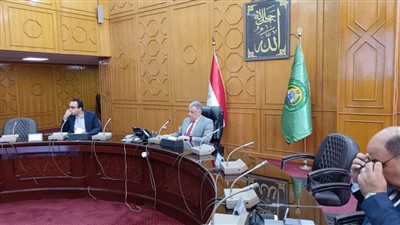 محافظ الإسماعيلية يناقش خطط تنفيذ المبادرة الرئاسية 