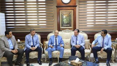 محافظ المنيا يستقبل مساعد وزير التنمية المحلية للمشروعات القومية