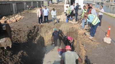 استجابة فورية لمحافظ البحيرة بإصلاح كسر ماسورة مياه الشرب والصرف الصحي بزاوية غزال 