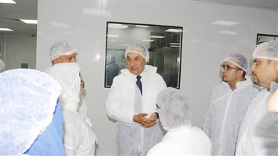 وزير قطاع الأعمال العام يتفقد أعمال التطوير بشركة النيل للأدوية